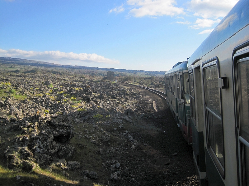 Fahrt mit der Ferrovia Circumetnea durch Lavafelder