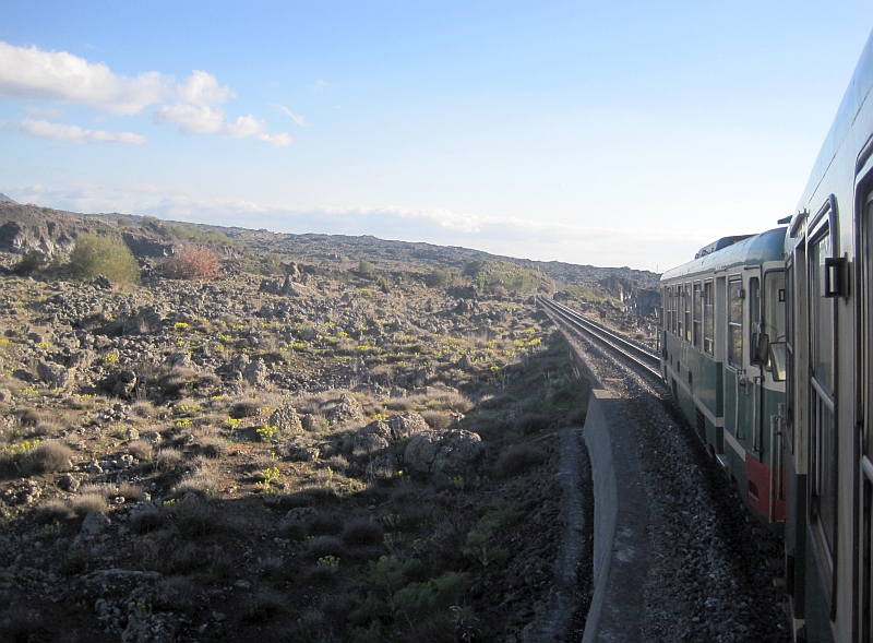 Fahrt mit der Ferrovia Circumetnea durch Lavafelder
