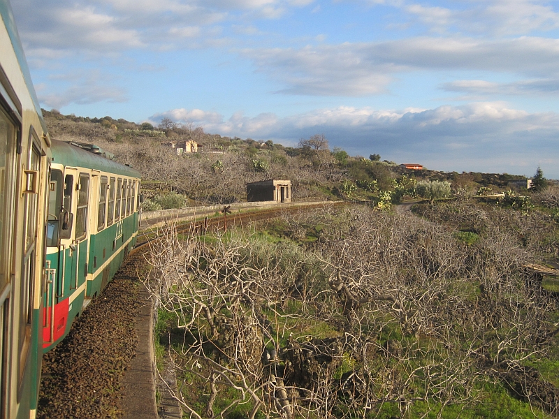 Fahrt mit der Ferrovia Circumetnea zwischen Bronte und Adrano