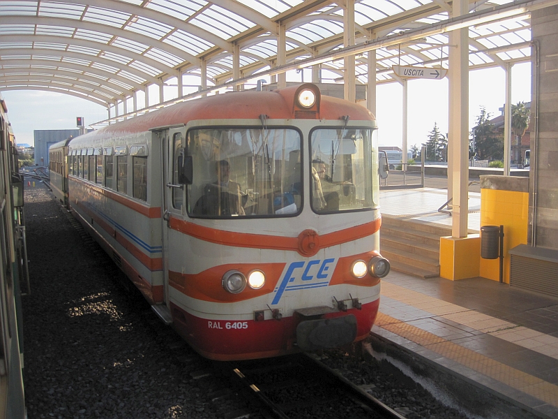 egegnung mit Triebwagen RALn 6405 in der Station Adrano