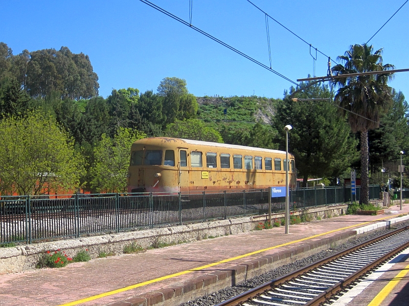 Triebwagen RALn 60 als Denkmal in Villarosa