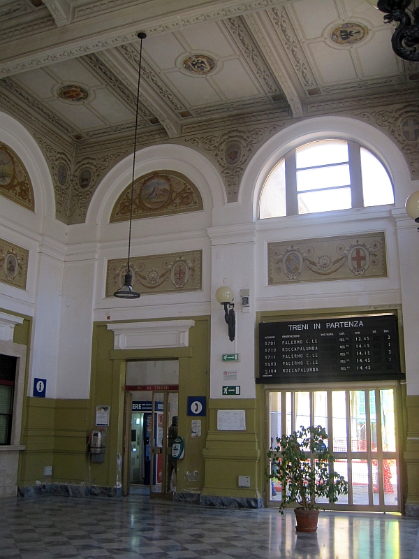Schalterhalle des Bahnhofs Caltanissetta Centrale