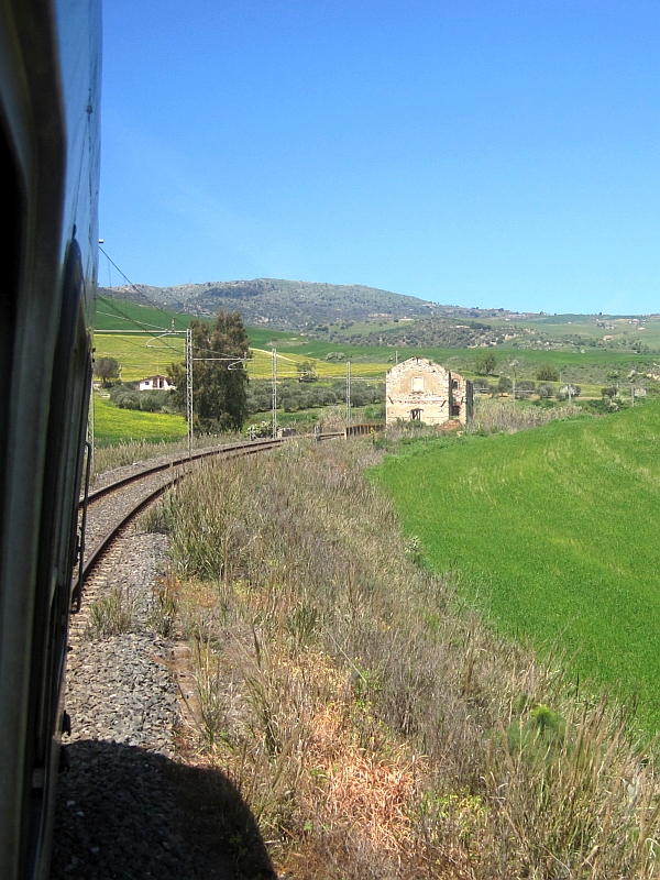 Blick aus dem Zugfenster zwischen Caltanissetta und Roccapalumba-Alia
