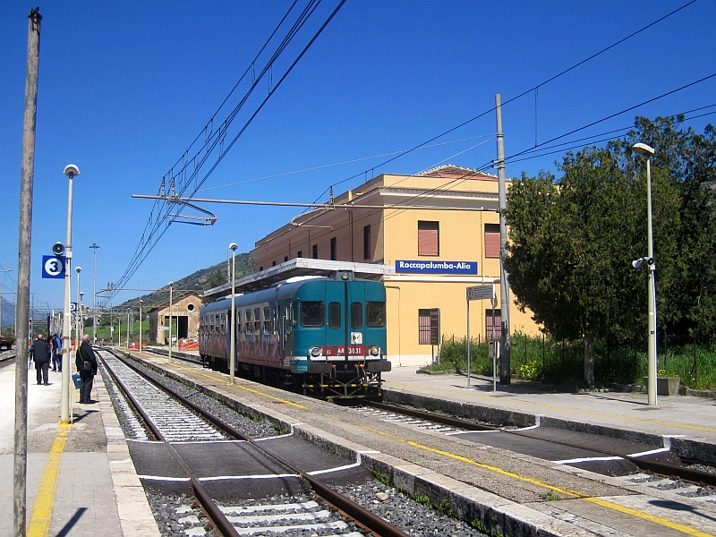 Triebwagen ALn 668 im Bahnhof Roccapalumba-Alia