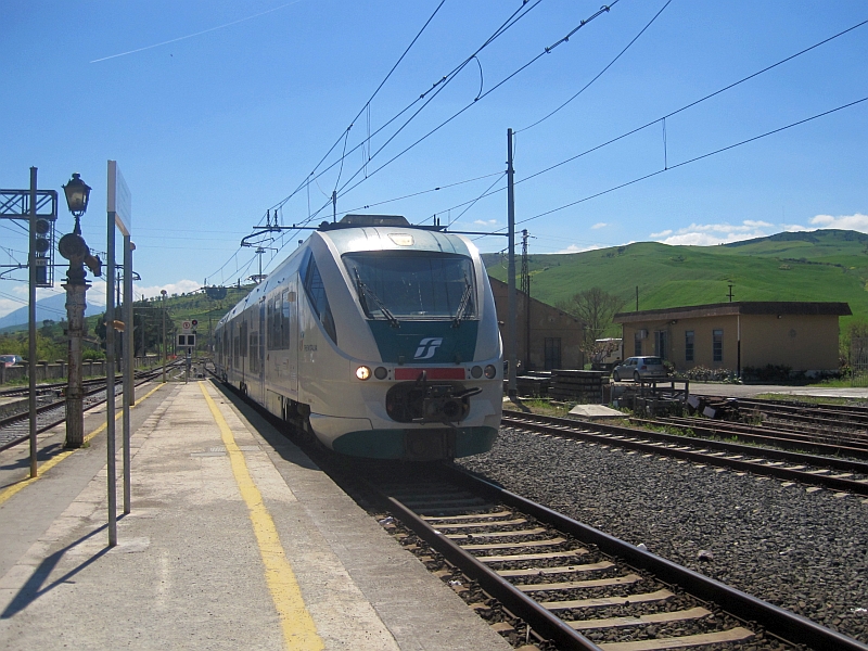 Einfahrt eines Minuetto-Triebzugs in den Bahnhof Roccapalumba-Alia