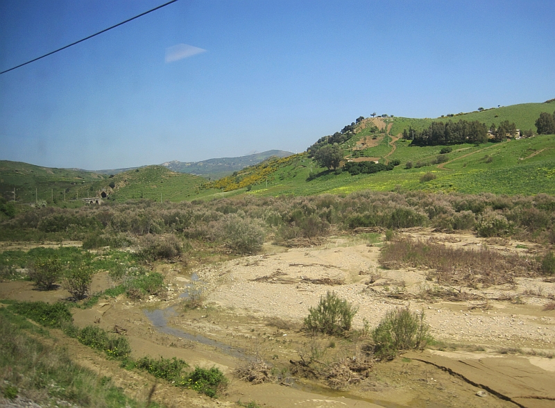 Blick auf einen Bahntunnel der Strecke Agrigent-Palermo