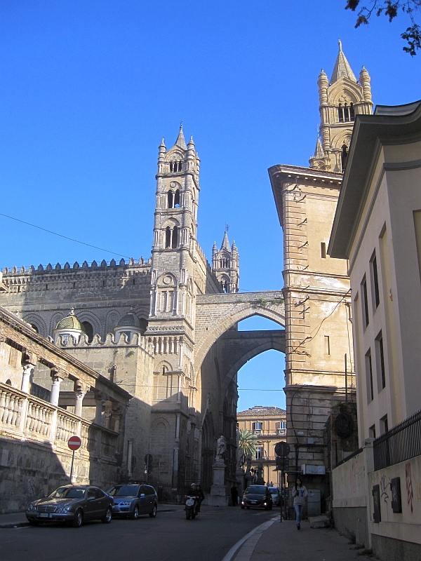 Turm an der Westfassade der Kathedrale Maria Santissima Assunta Palermo
