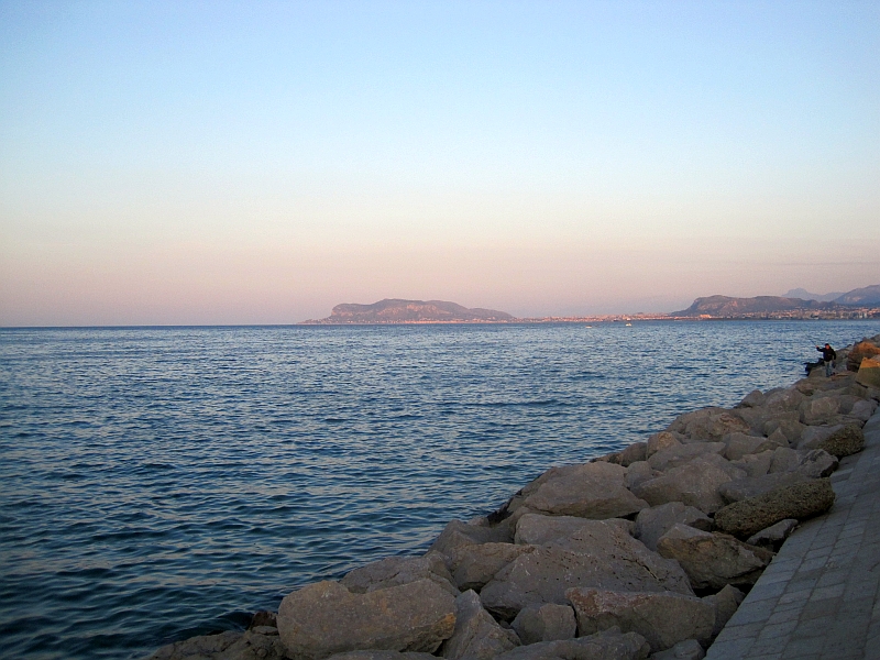 Küste des Tyrrhenischen Meers in Palermo