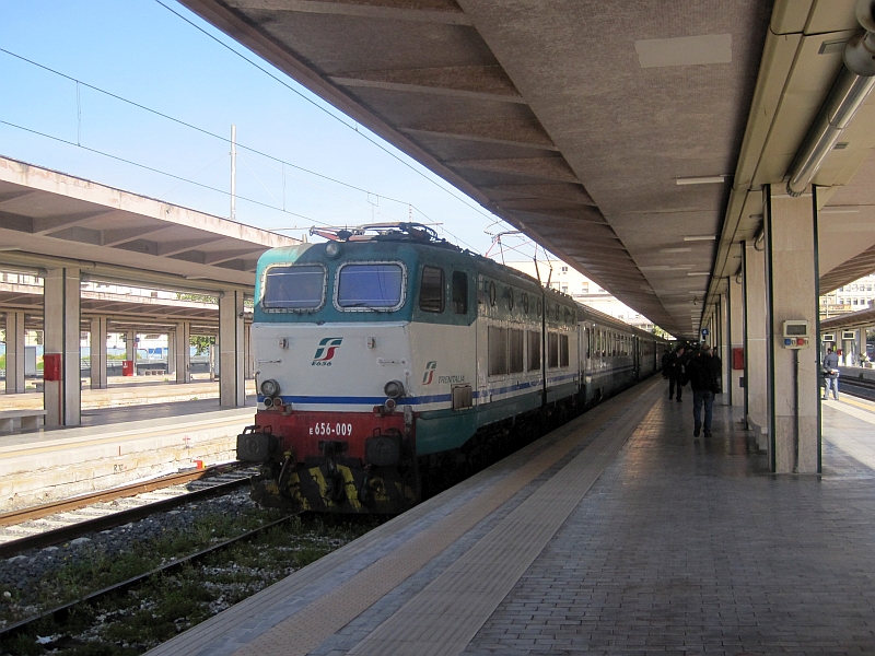 Lokomotive der Baureihe E.656 vor dem Intercity Palermo-Rom
