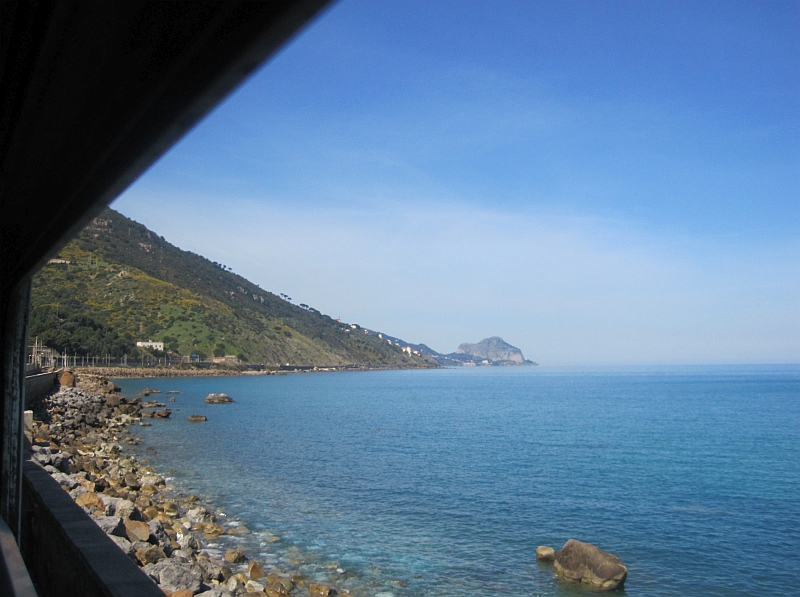 Blick aus dem Zugfenster an der sizilianischen Küste
