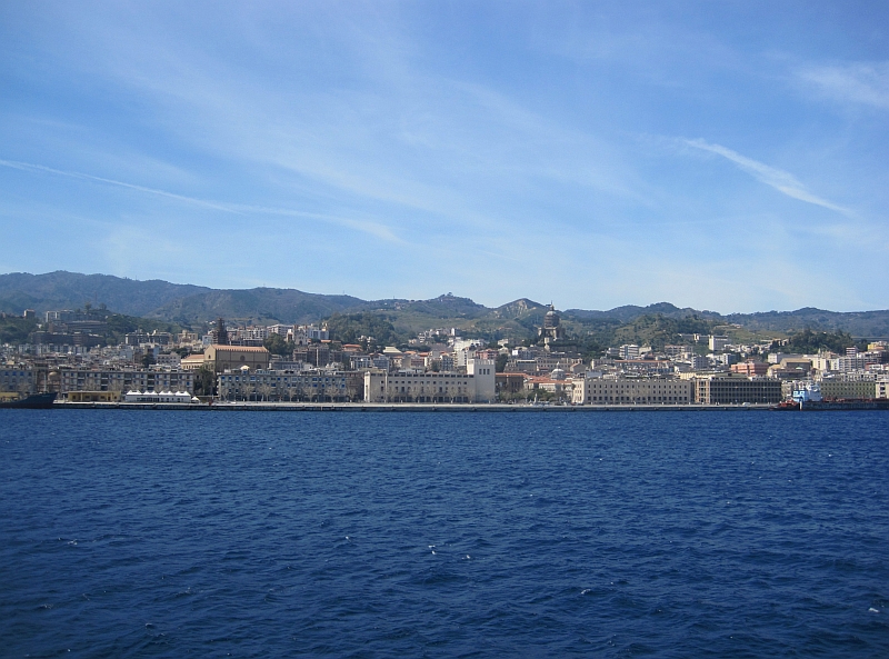 Blick vom Schiff auf Messina