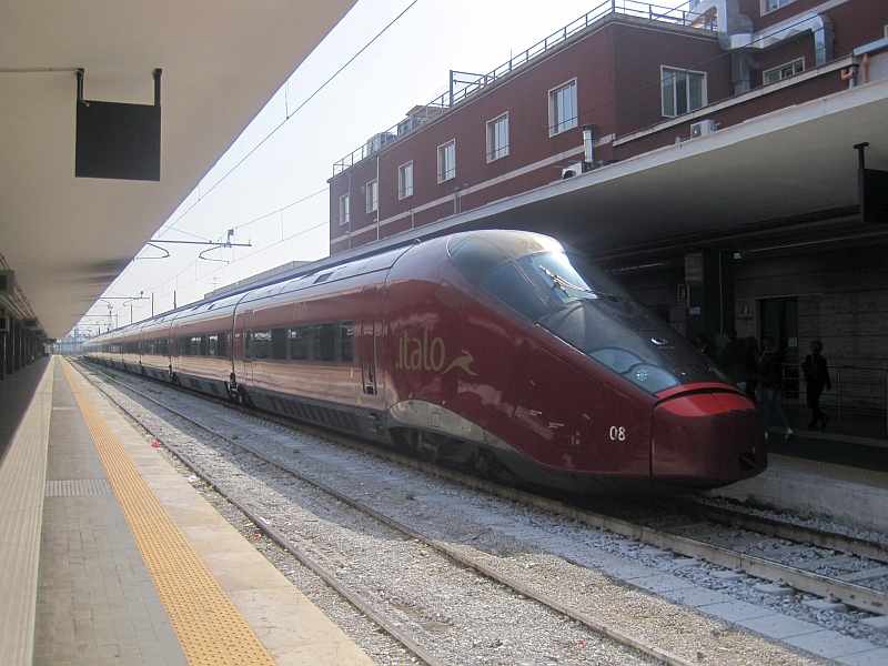 NTV-Hochgeschwindigkeitszug .italo im Bahnhof Neapel