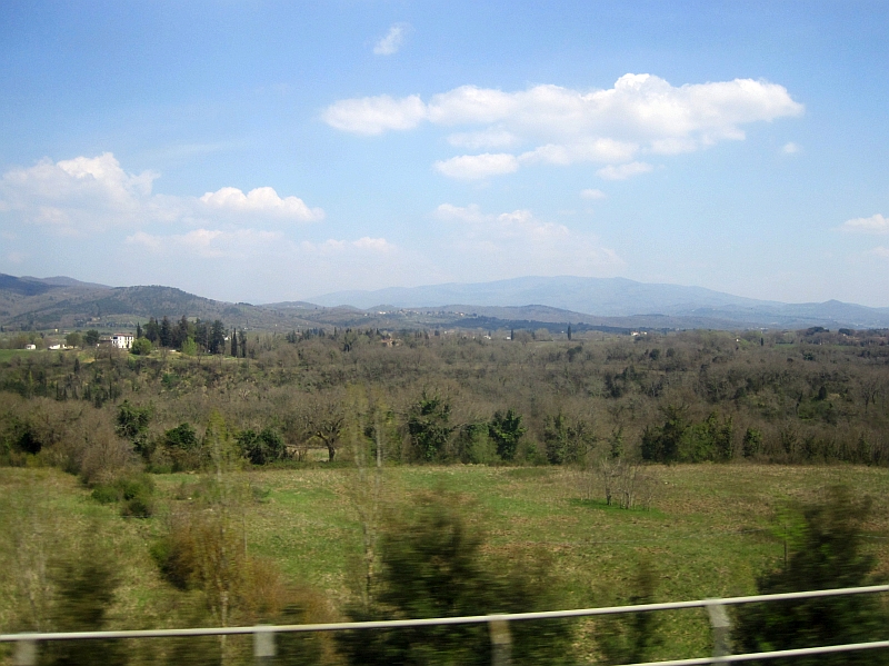Blick aus dem Zugfenster bei der Fahrt durch die Toskana