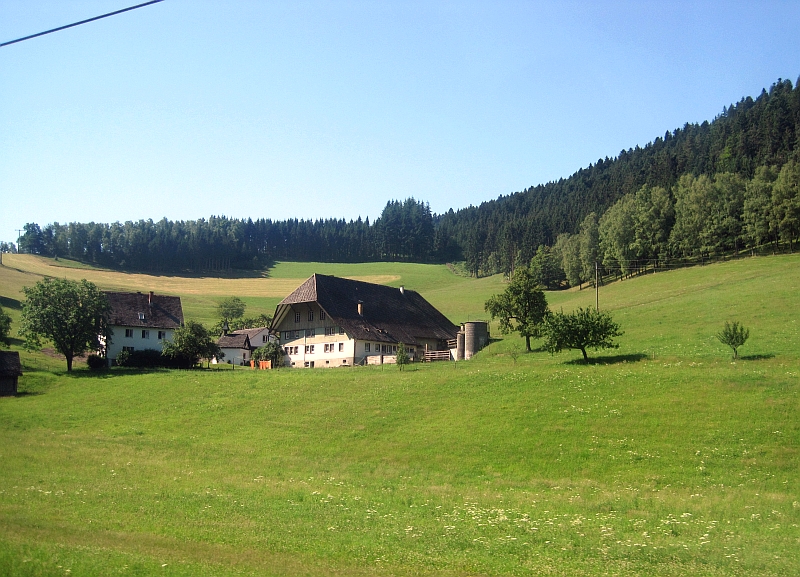 Typisches Schwarzwaldhaus an der Bahnstrecke