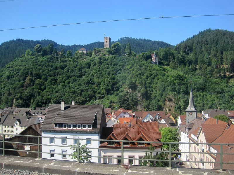 Fahrt über den Viadukt von Hornberg mit Blick zur Ruine von Schloss Hornber