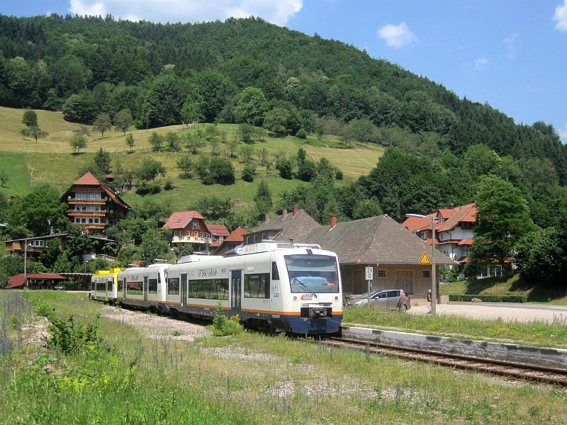 Regio-Shuttles in den Farben der Ortenau-S-Bahn in Bad Griesbach