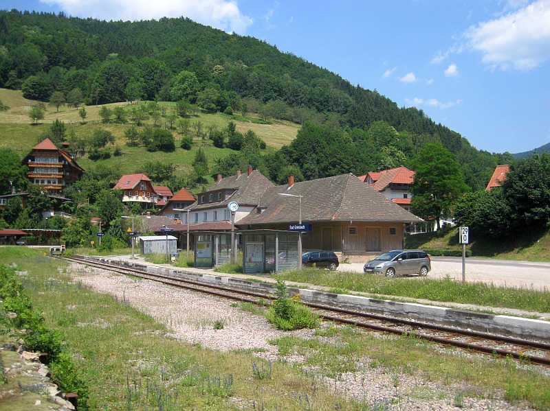 Bahnsteig und Bahnhofsgebäude in Bad Griesbach