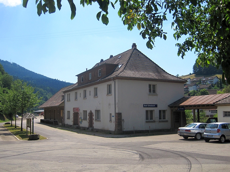 Straßenseite des Bahnhofsgebäudes Bad Griesbach