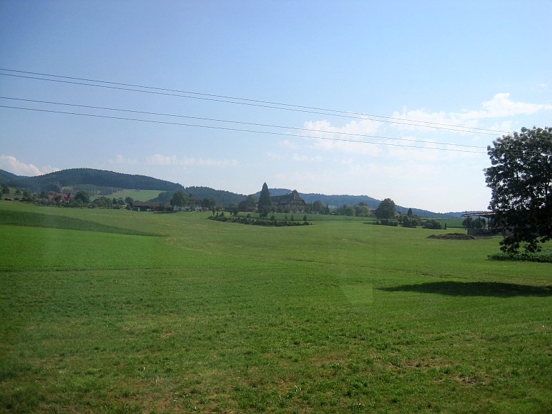 Blick aus dem Zugfenster bei der Fahrt auf der Harmersbachtalbahn