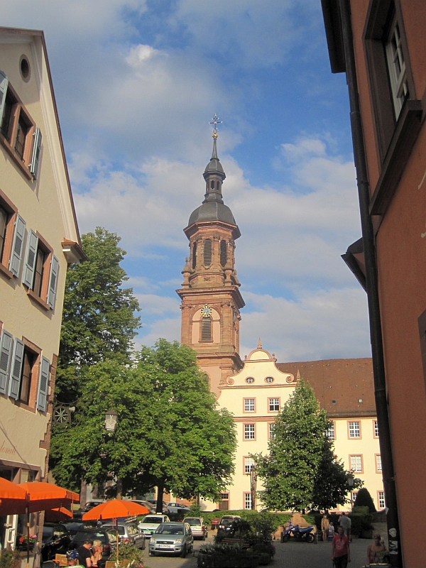 Stadtkirche Gengenbach mit Gebäuden des ehemaligen Benediktinerklosters