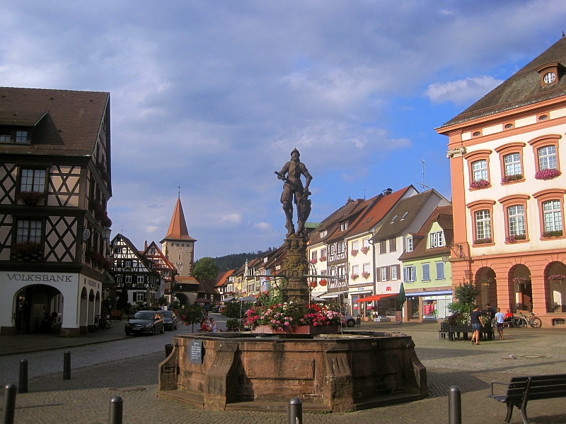 Steinerner Ritter auf dem Marktplatzbrunnen Gengenbach