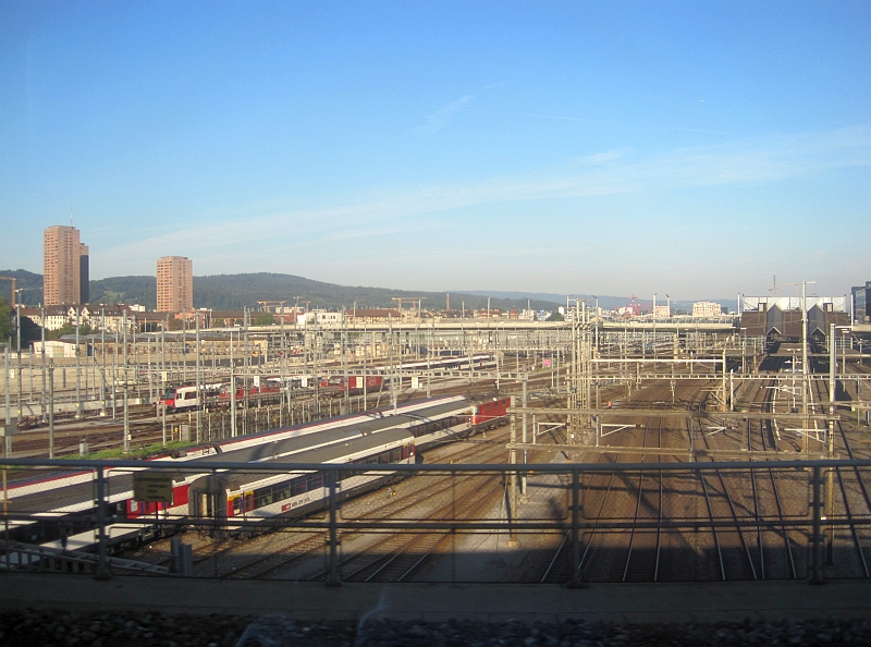 Blick vom Zug auf das Gleisfeld von Zürich Hauptbahnhof