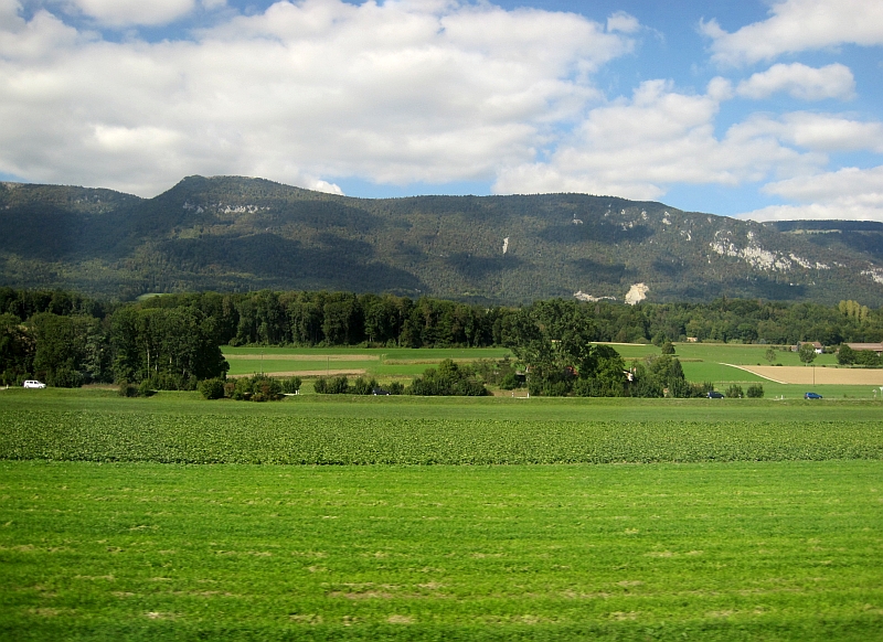 Blick vom Zug auf das Juragebirge