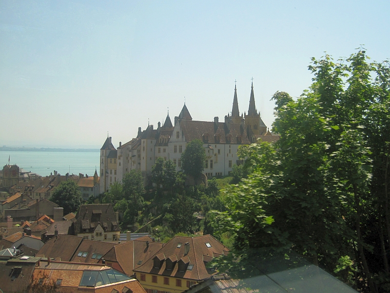 Blick vom Zug auf Schloss Neuenburg mit der Stiftskirche