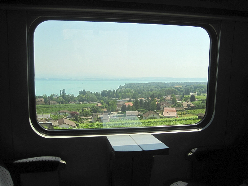 Blick durchs Zugfenster auf den Neuenburgersee