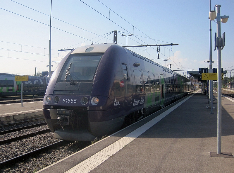 Triebwagen der Reihe B 81500 im Bahnhof Bourg-en-Bresse