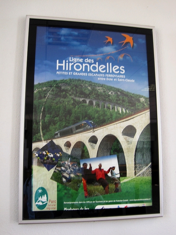 Werbeplakat im Bahnhof für die 'Ligne des Hirondelles'