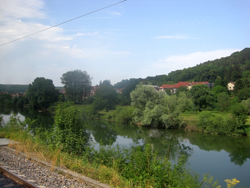 Fahrt entlang des Flusses Doubs