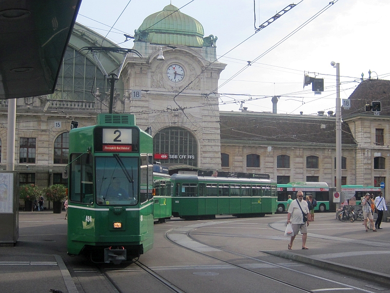 Tram der Linie 2 vor dem Bahnhof Basel SBB