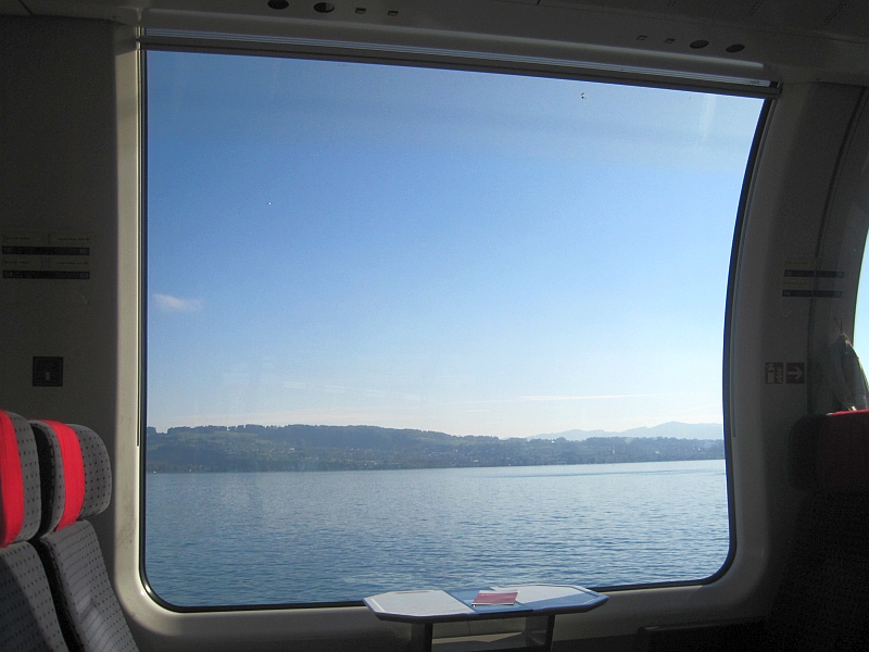Blick aus dem Zugfenster des Panoramawagens auf den Zürichsee