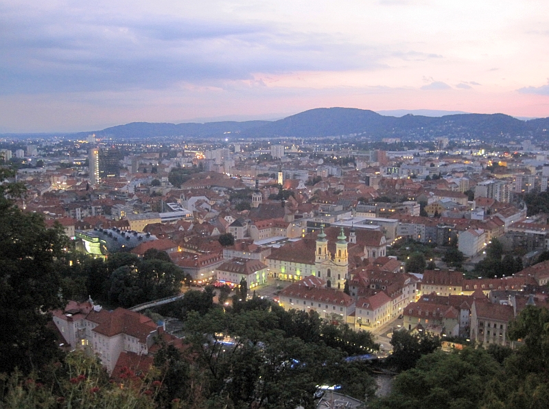 Blick über Graz am Abend