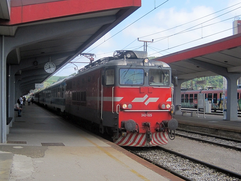 Slowenische Lok der Baureihe 342 vor dem EC 'Emona'