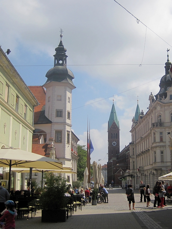 Altstadt von Maribor mit einem Turm der Stadtburg und der Franziskanerkirche