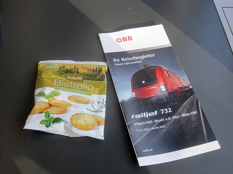 Gebäck und Flyer 'Ihr Reiseplan' im Railjet