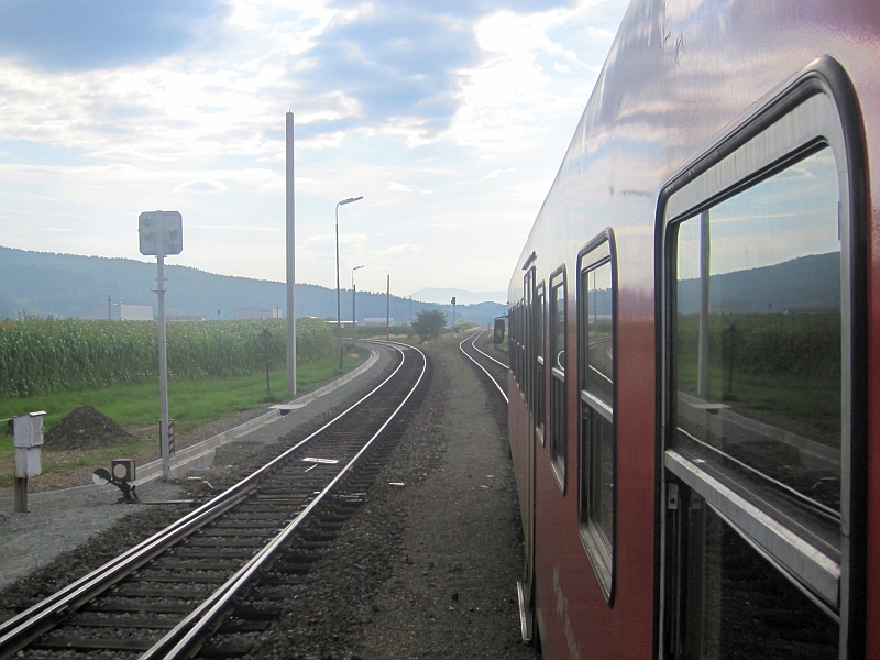 Ausfahrt aus dem Bahnhof Bleiburg, links die Lavanttalbahn