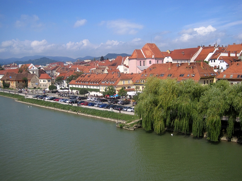 Blick über die Drau auf die Altstadt von Maribor