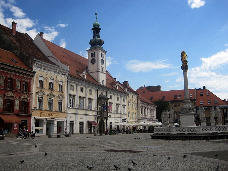 Hauptplatz Maribor mit Rathaus, rechts die Pestsäule