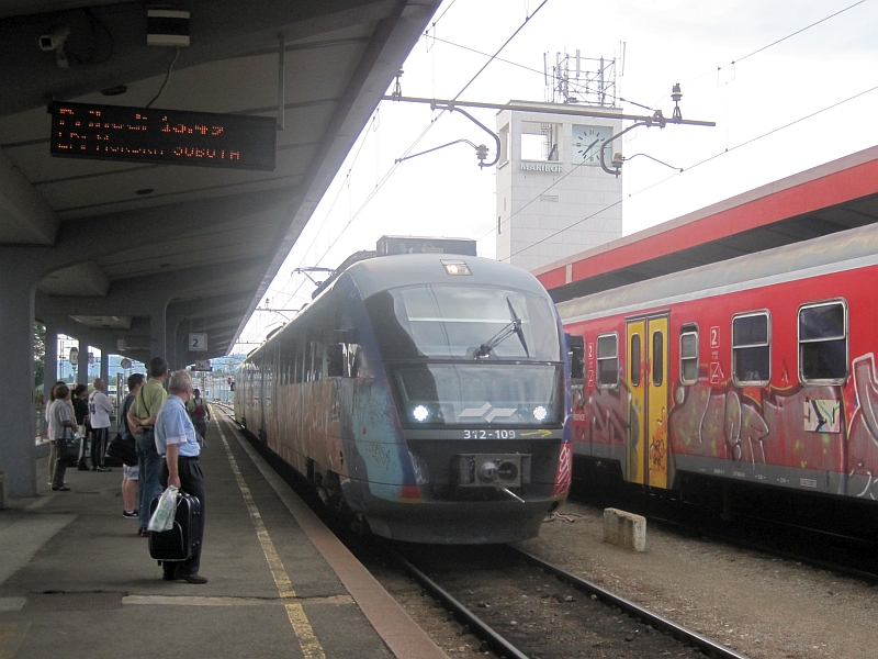 Desiro-Dieseltriebzug der S� im Bahnhof Maribor