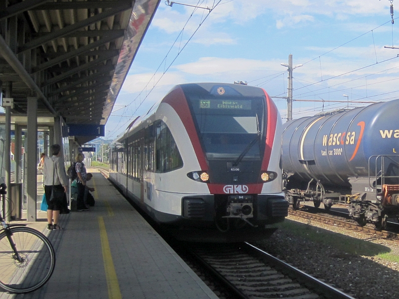Einfahrt eines GTW der Graz-Köflacher Bahn (GKB) in Graz Puntigam