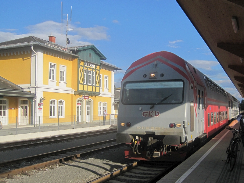 Einfahrt eines GKB-Doppelstockzugs in Lieboch