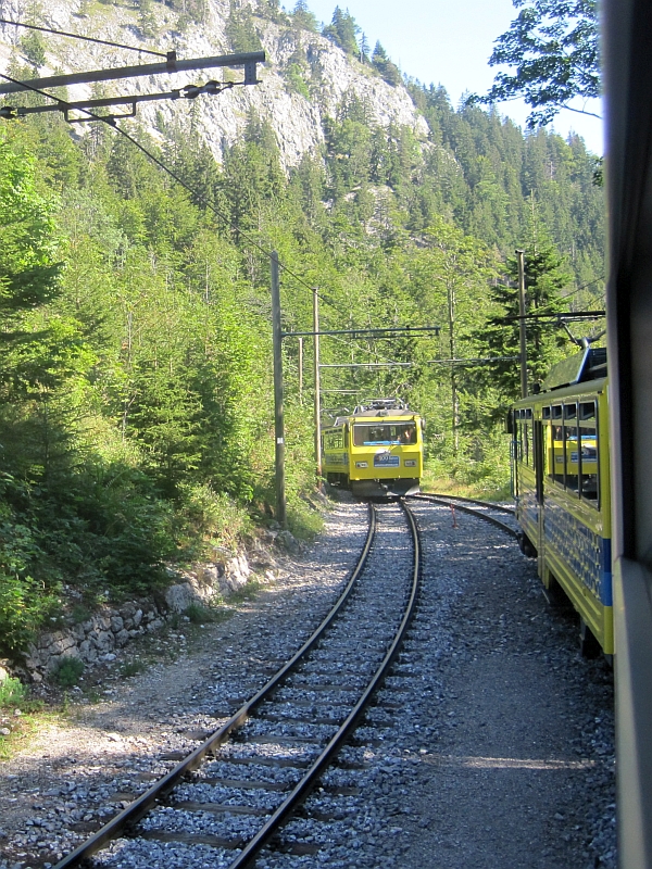 Zugkreuzung der Wendelsteinbahn am Bahnhof Aipl