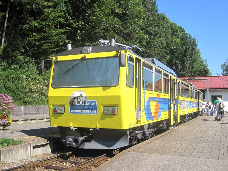Zug der Wendelsteinbahn nach der Ankunft im Talbahnhof