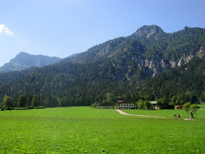 Blick aus dem Zugfenster in den Berchtesgadener Alpen
