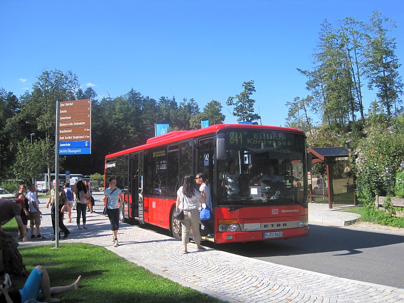 Bus an der Haltestelle am Königssee