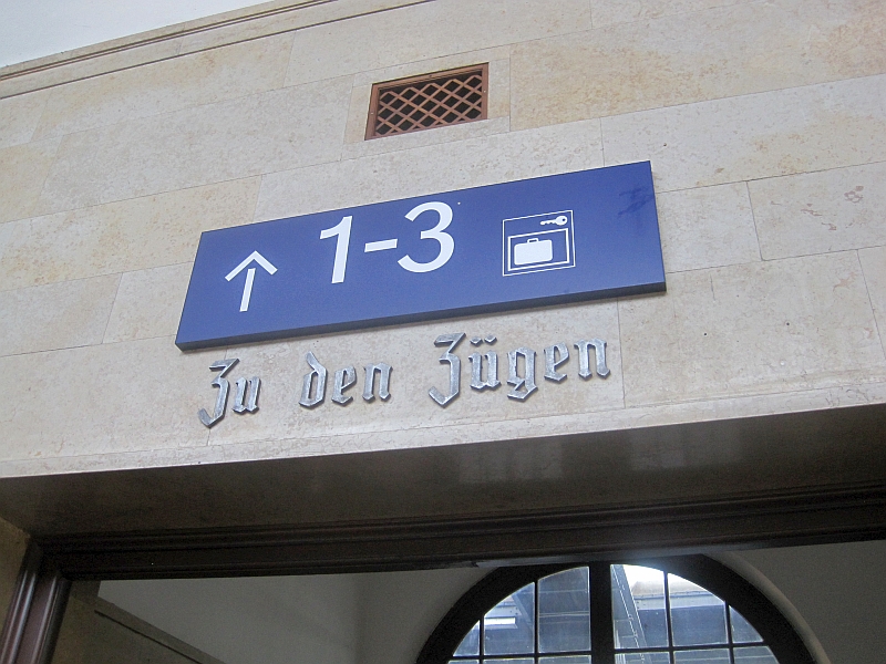 Schild 'Zu den Zügen' im Hauptbahnhof Berchtesgaden