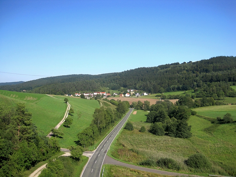 Mittelgebirgslandschaft an der Schnellfahrtstrecke Würzburg-Hannover